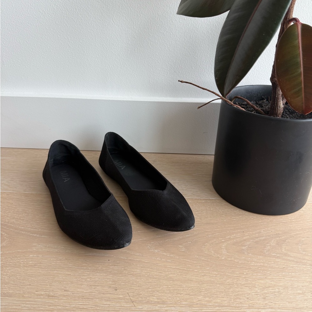 MIA Black Flats Sleek Minimalist Design